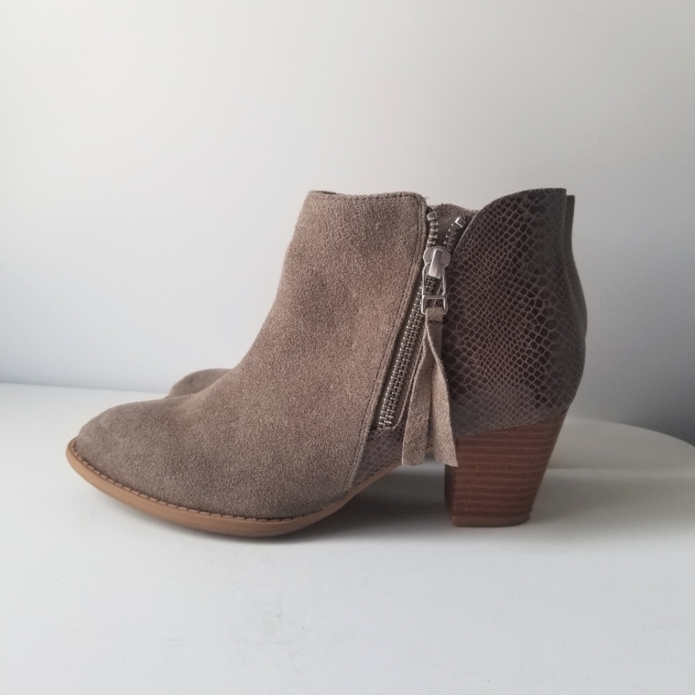 Vionic women's Anne ankle booties size 6.5